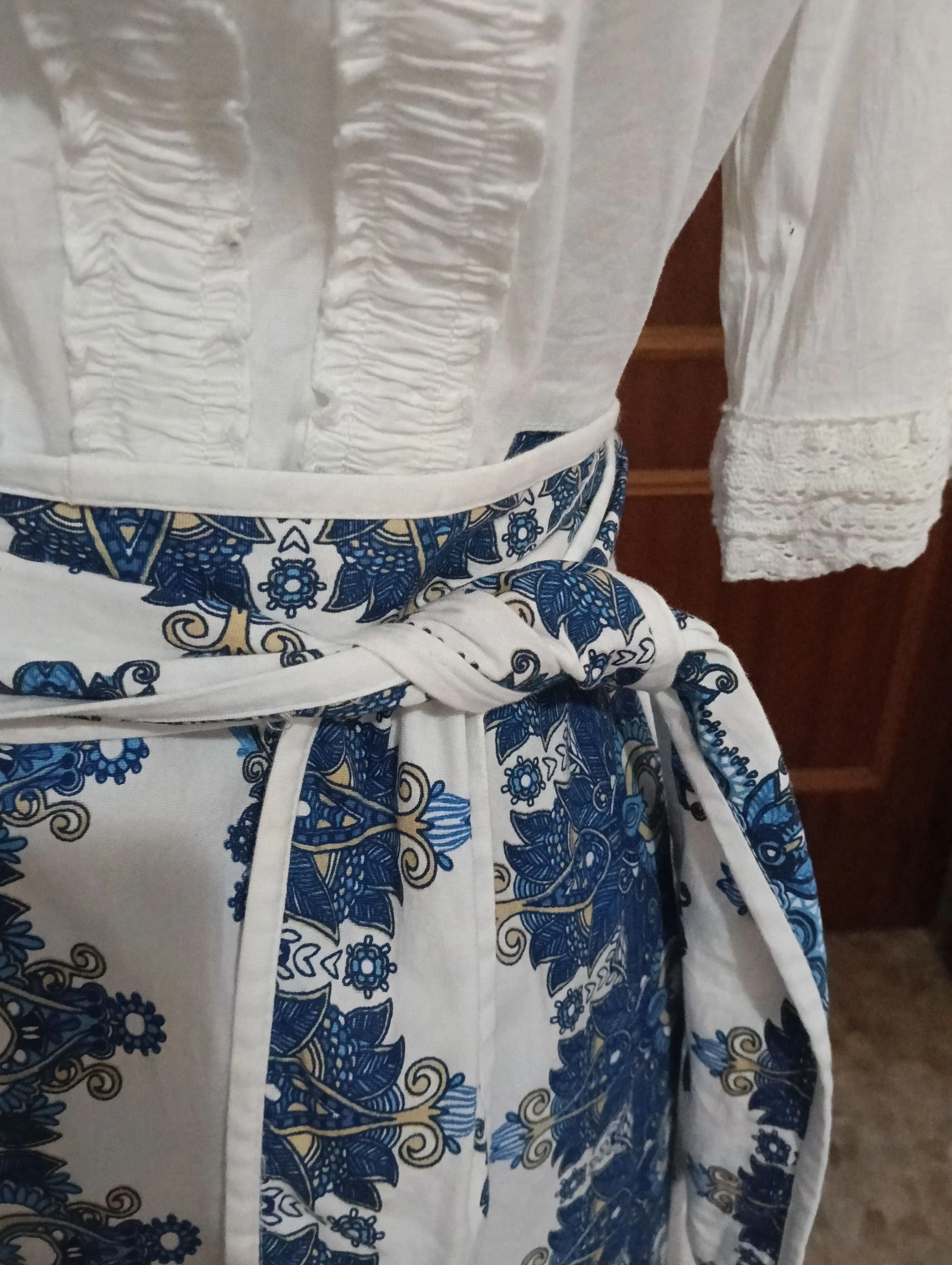Witte blousejurk met kant, bedrukte rok en bijpassende riem – photo 13
